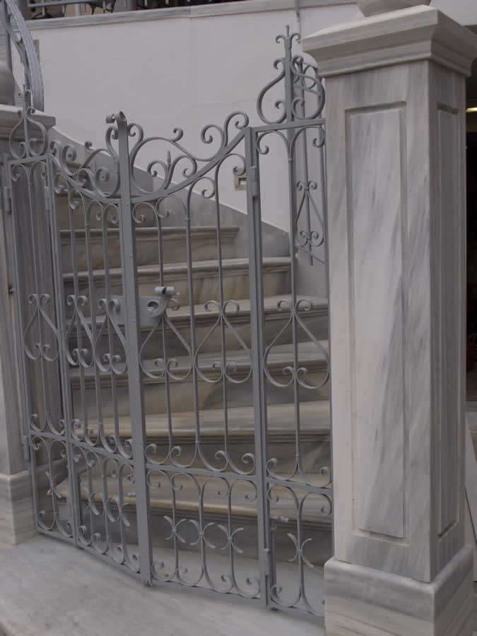 Κατασκευές και ανακατασκευές σιδερένιων εκκλησιαστικών θυρών-πορτών. Δημήτρης Χατζής, Πύργος, Τήνος